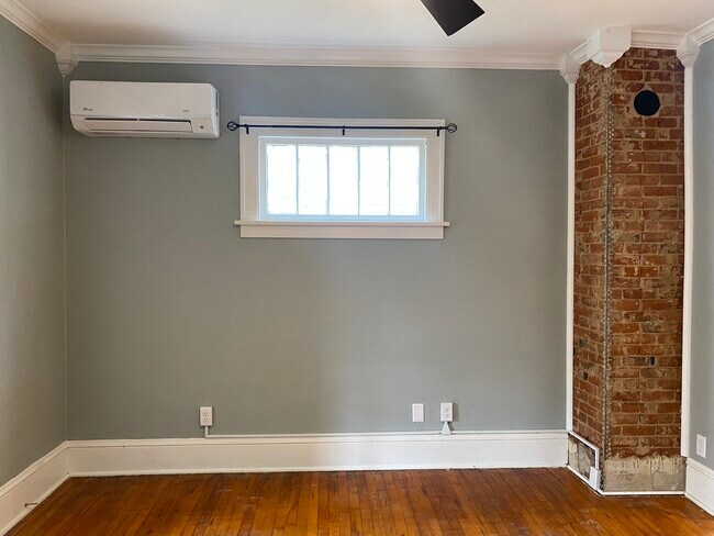 Building Photo - 37 Wyoming St E