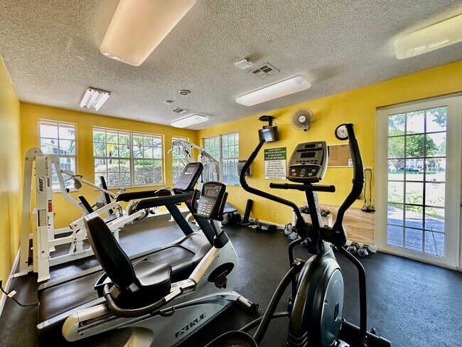 Building Photo - 661 Cypress Lake Blvd