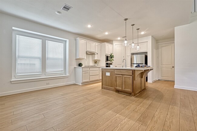 Building Photo - 323 Highland Bayou Dr