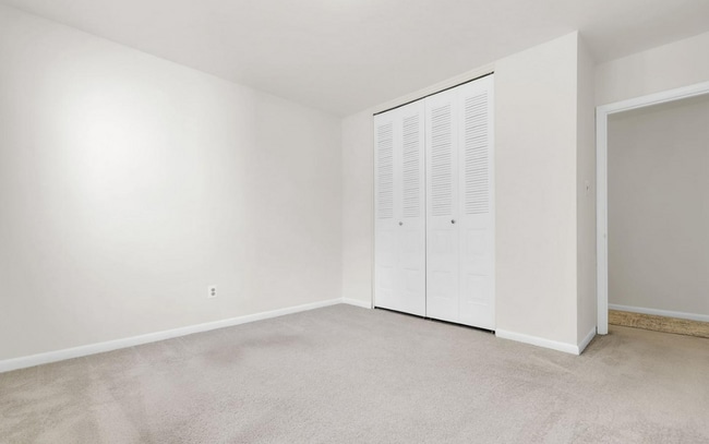 Building Photo - Bright Top-Floor 2BR Condo with Balcony in Parkside Community