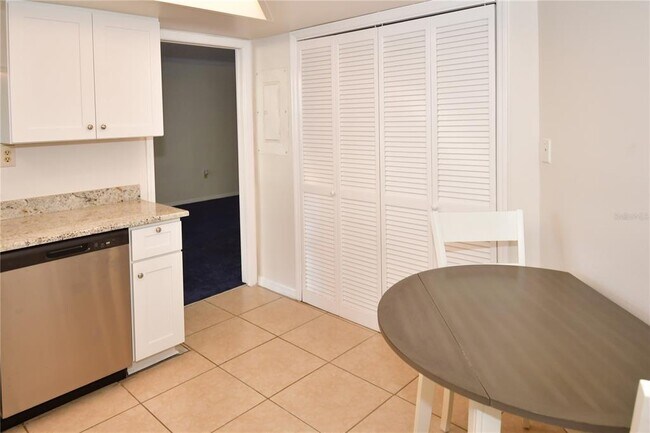 Building Photo - 690 Island Way