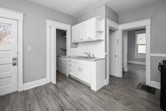 Building Photo - 1321 W 13th St