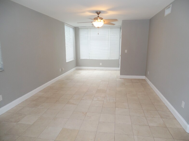 Building Photo - 2881 N Oakland Forest Dr