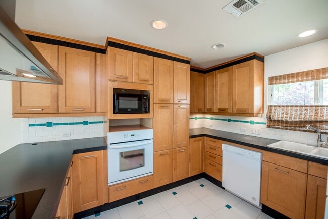 Building Photo - 3 Bedroom Single Family Home in the Brea-O...