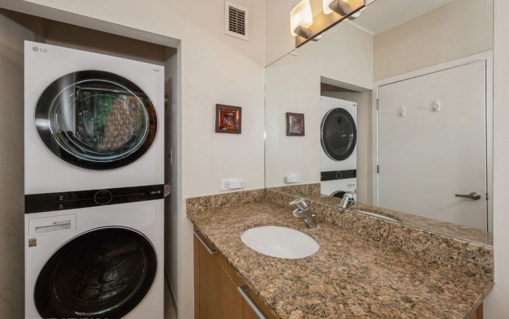 Guest Bath with Washer Dryer - 744 N Clark St