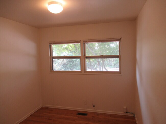 Building Photo - Three Bedroom Home in South Salem