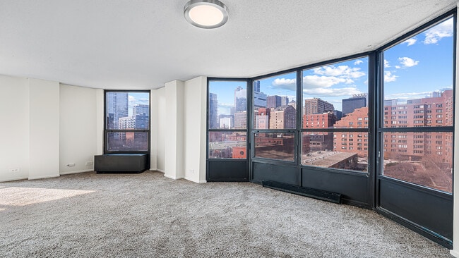 Building Photo - 899 S Plymouth Ct