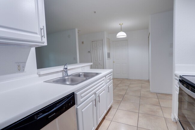 Building Photo - 5455 Vineland Rd