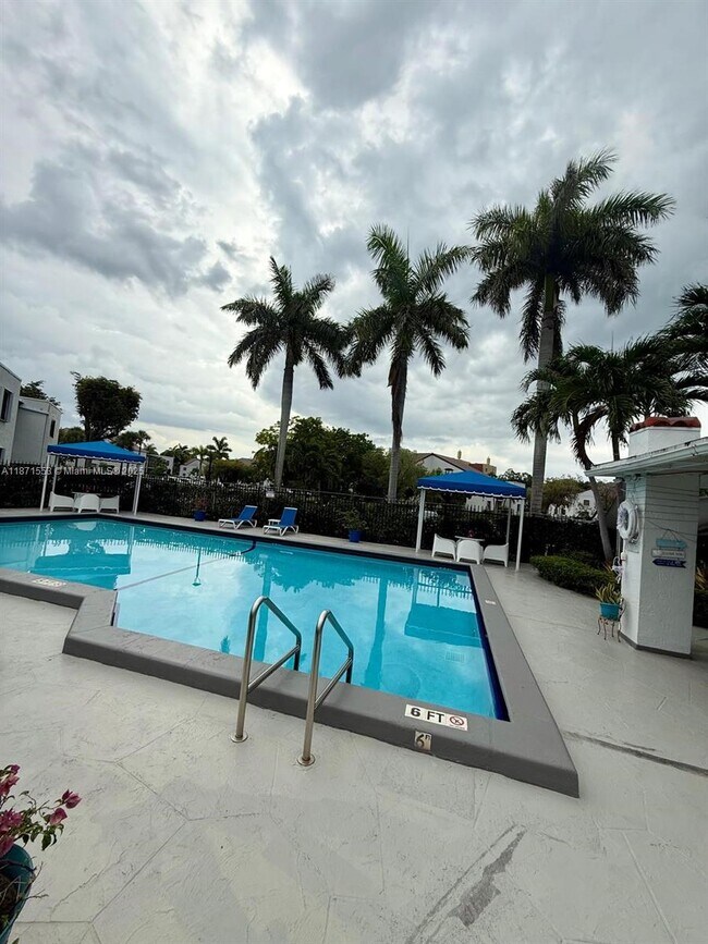 Building Photo - 9419 Fontainebleau Blvd