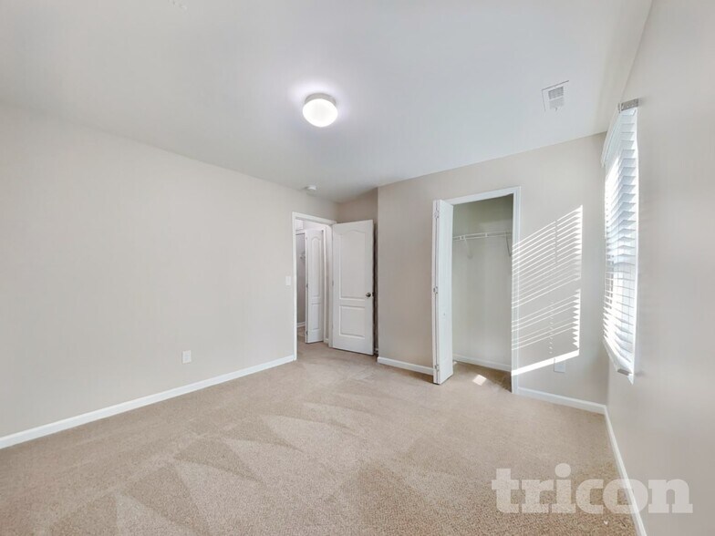 Building Photo - 226 Hallow Oak St