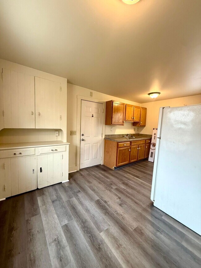 Building Photo - 154 E Main St