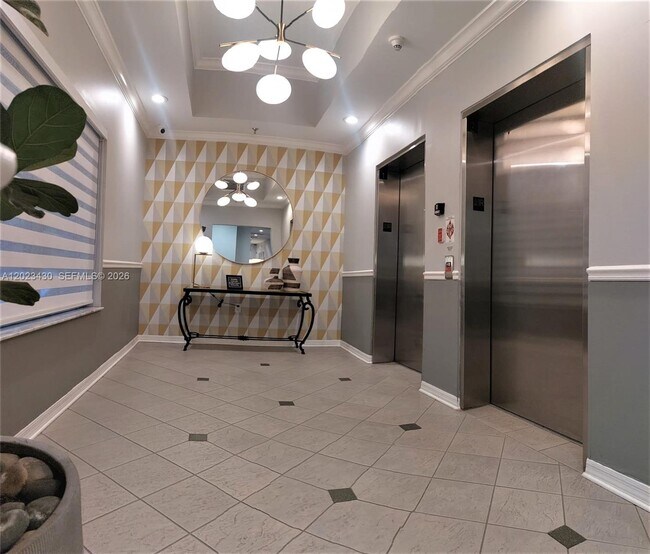Building Photo - 2642 Collins Ave