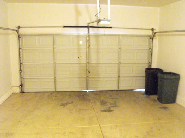 Building Photo - Spacious Henderson townhouse featuring   3 bedrooms PLUS 2 car garage.