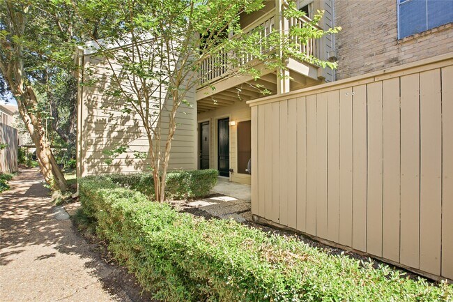 Building Photo - 2100 Tanglewilde St