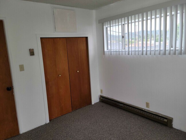 Building Photo - Centrally Located 2 Bedroom Townhouse