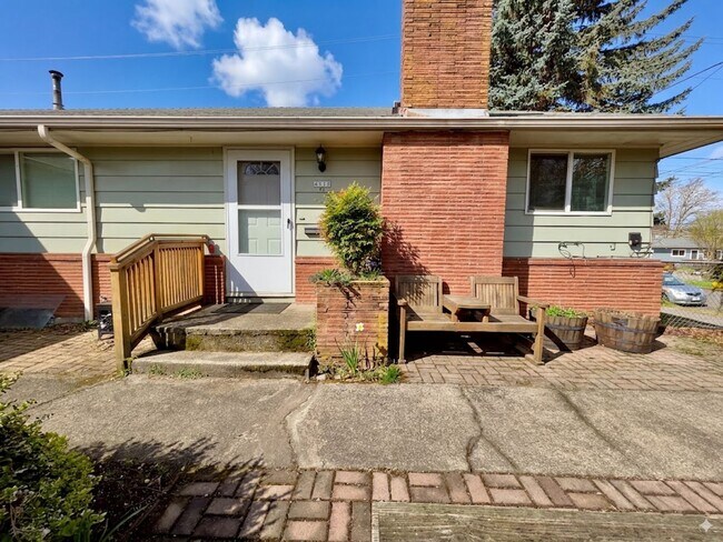 Building Photo - Spacious 2 Bedroom 1 Bathroom Unit Located in a Great Area Just a Few Blocks From The Hawthorne D...