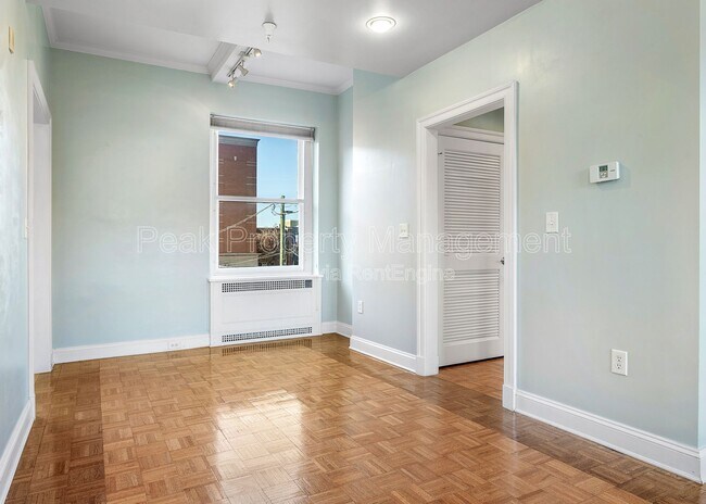 Building Photo - 212 E Clay St