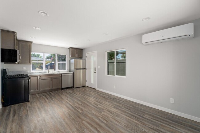 Building Photo - LEASE SPECIAL - UP TO 4 WEEKS FREE!  Luxurious 1-Bedroom Apartment with Private Yard in the Heart...