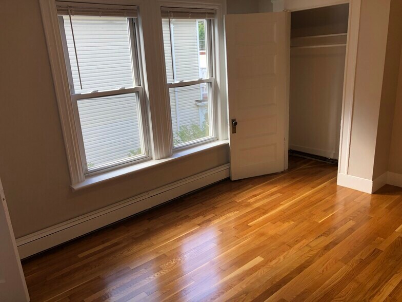 Building Photo - 9 Oak Square Ave