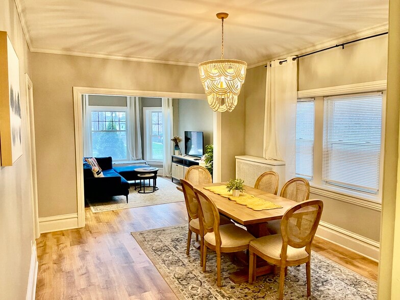 Dining Room - 224 N Austin Blvd