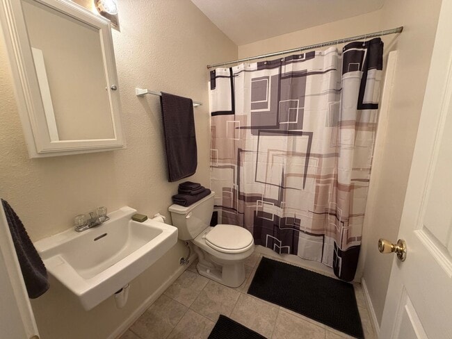 Building Photo - Fully Furnished Short Term Rental!