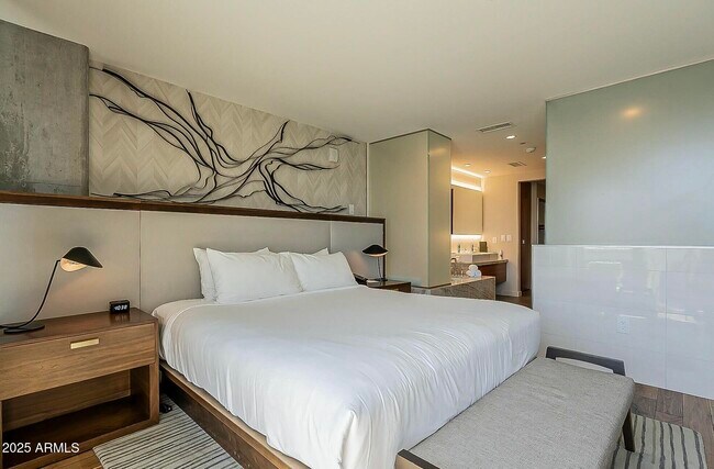 Building Photo - 5455 E Lincoln Dr