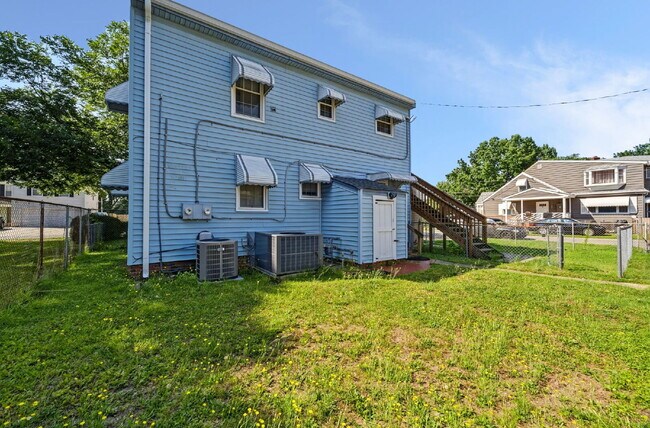 Building Photo - 2 bed 1 bath with fenced in yard in Norfolk