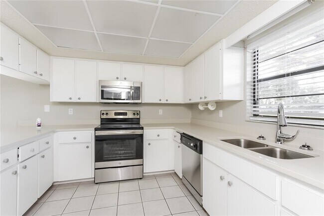 Building Photo - 5801 Pauma Pl