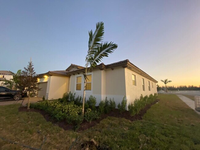 Building Photo - 2310 SE 28th Dr