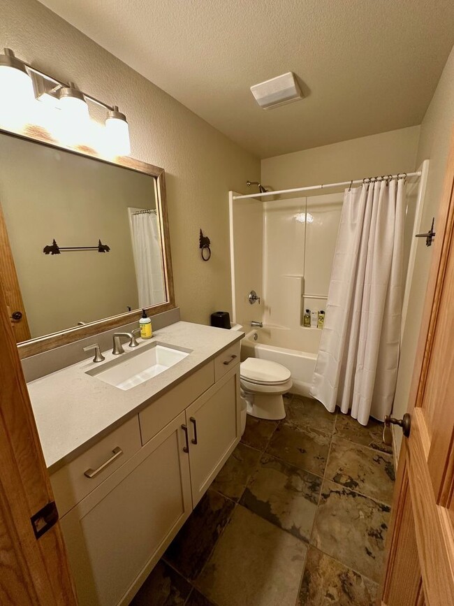 Building Photo - 4BD Duplex - Premium Location, Lots of Space, Nice Finishes