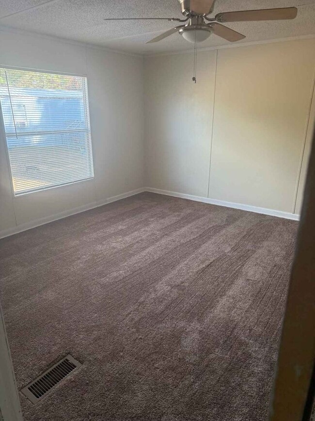 Building Photo - 2 BDR / 1.5BA