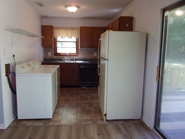 Building Photo - 3 Bedroom 1 1/2 Bath Home on 1 Acre in Newport