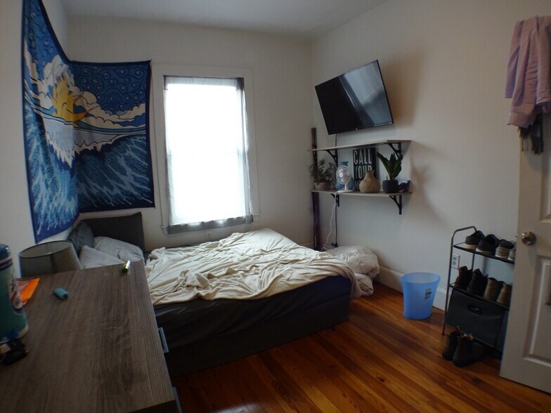 Bedroom 2 (Middle) - 2 Bay Street