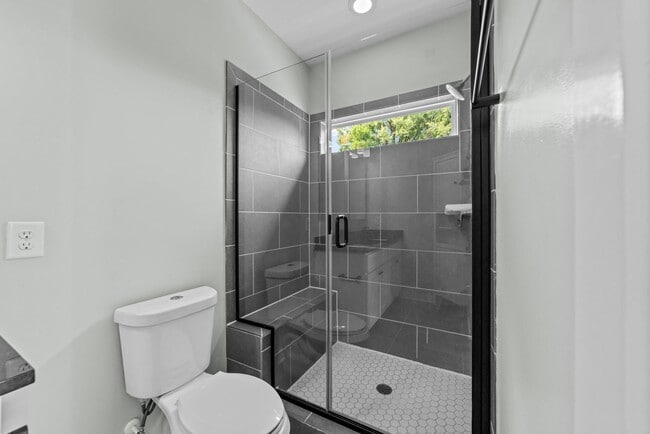 Building Photo - Modern 3 Bedroom home inside Downtown Raleigh, Fenced-in Backyard, Updated Kitchen, Pet Friendly!