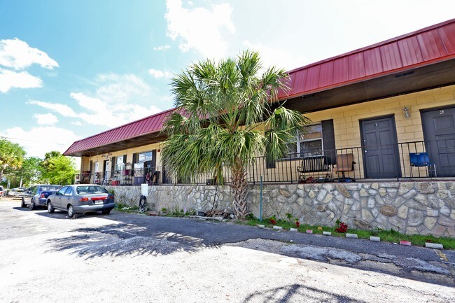 Building Photo - Garden Del Rey Apartments