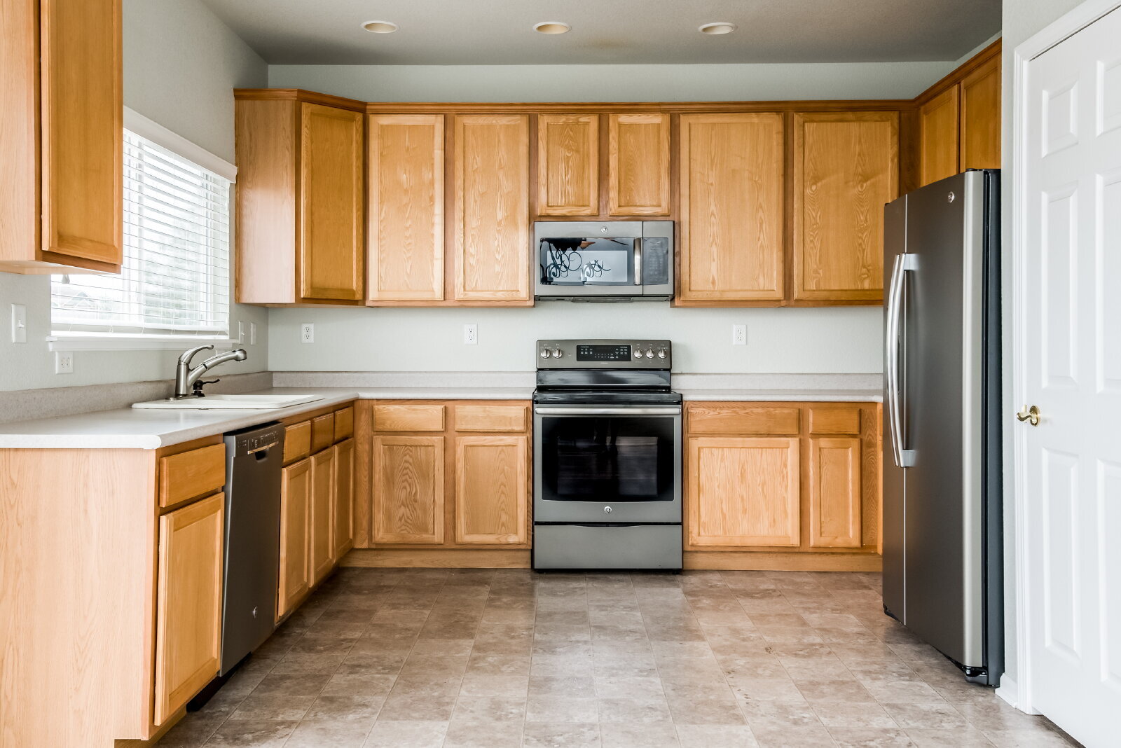 Building Photo - Spacious 3BR Home with Loft & Deck – 15 Mi...