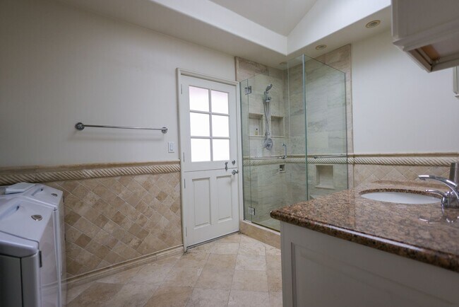 Building Photo - Luxurious Newport Beach Home
