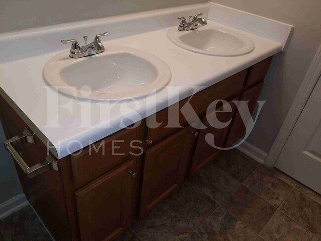 Building Photo - 4406 Vernon Cir SE
