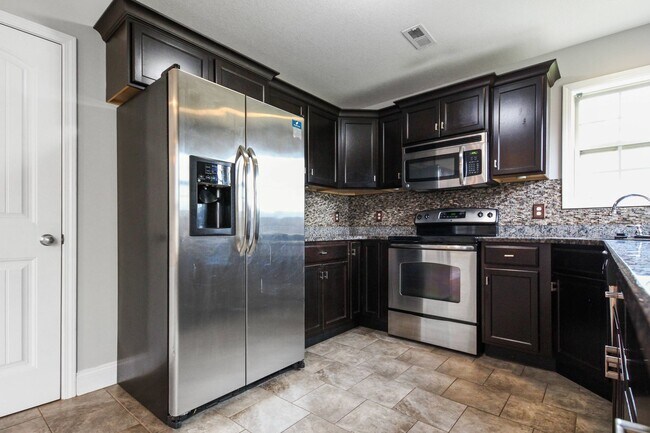 Building Photo - Pet Friendly Four Bedroom with Basement!