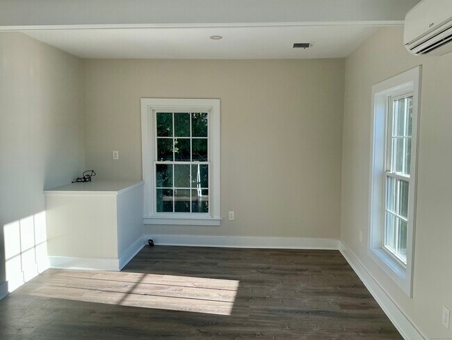 Building Photo - 17 Willow St