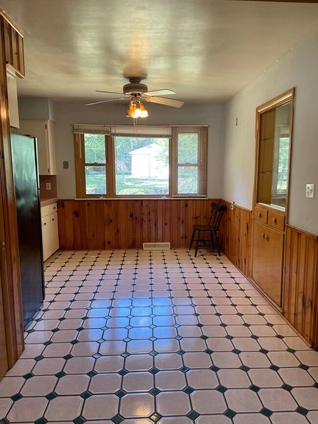 Building Photo - 5675 Juanita Dr SE