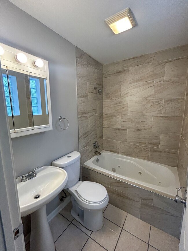 Building Photo - Sunny and Spacious 3 Bed, 2 Bath