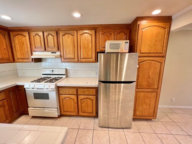 Building Photo - Peninsula Living just steps to the Beach