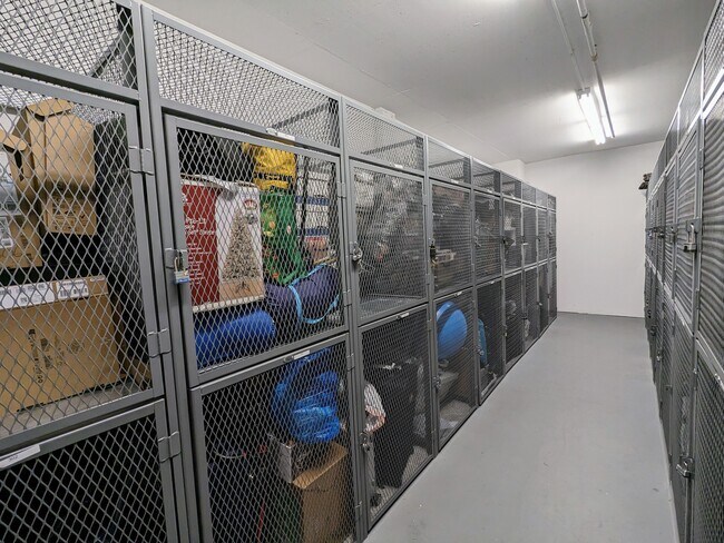 Building Photo - 860 W Blackhawk St