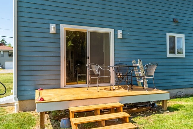 Building Photo - 3 Bed 2 Bath beautiful home on a corner lot in Admirals Cove