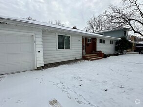 Building Photo - 3 Bedroom 2.5 Bath - South Fargo