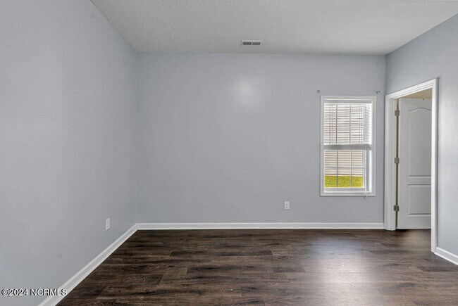 Building Photo - 402 Derrick Dr