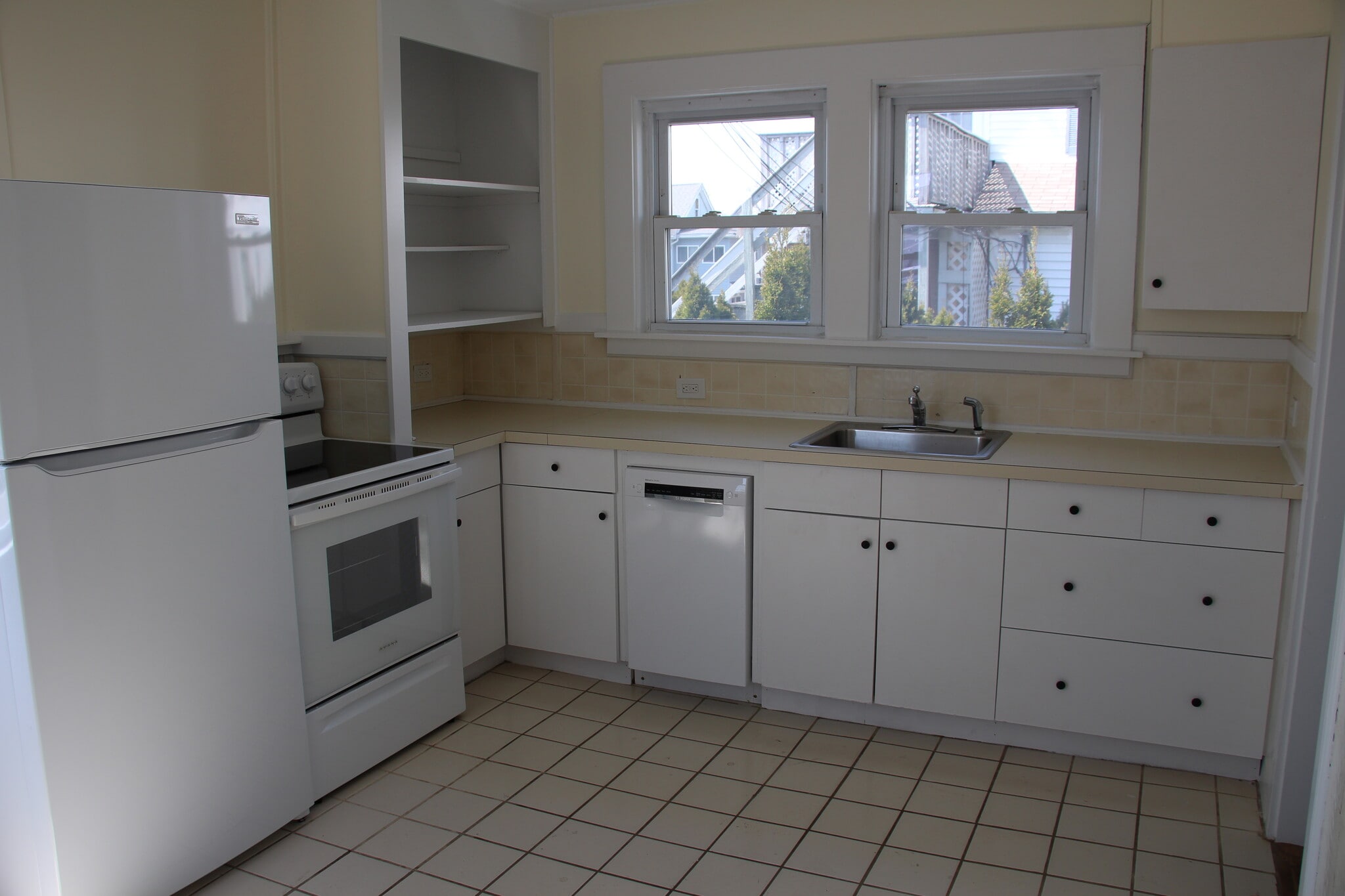 Kitchen (including stove / refrigeratoror / dishwasher / pantry) - 7 Allen Ct