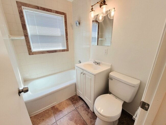 Building Photo - Spacious Yard and Detached Garage - Captiv...