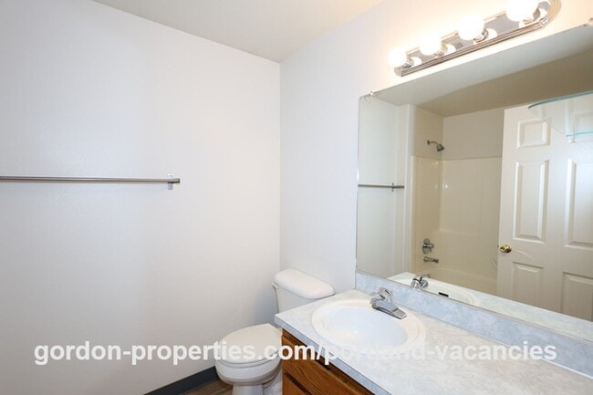 Building Photo - SE 73rd Ave - 3 bedroom townhouse in Mt Scott-Arleta neighborhood